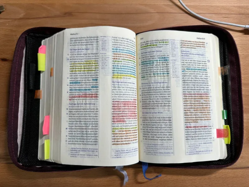 Aufgeschlagene Bibel mit markierten Stellen